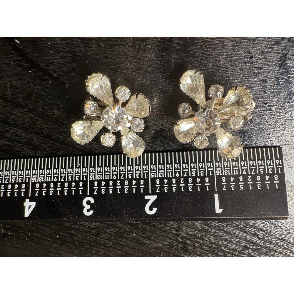 VINTAGE WHITE CLEAR RHINESTONE CLIP ON EARRINGS eight stone CLUSTER